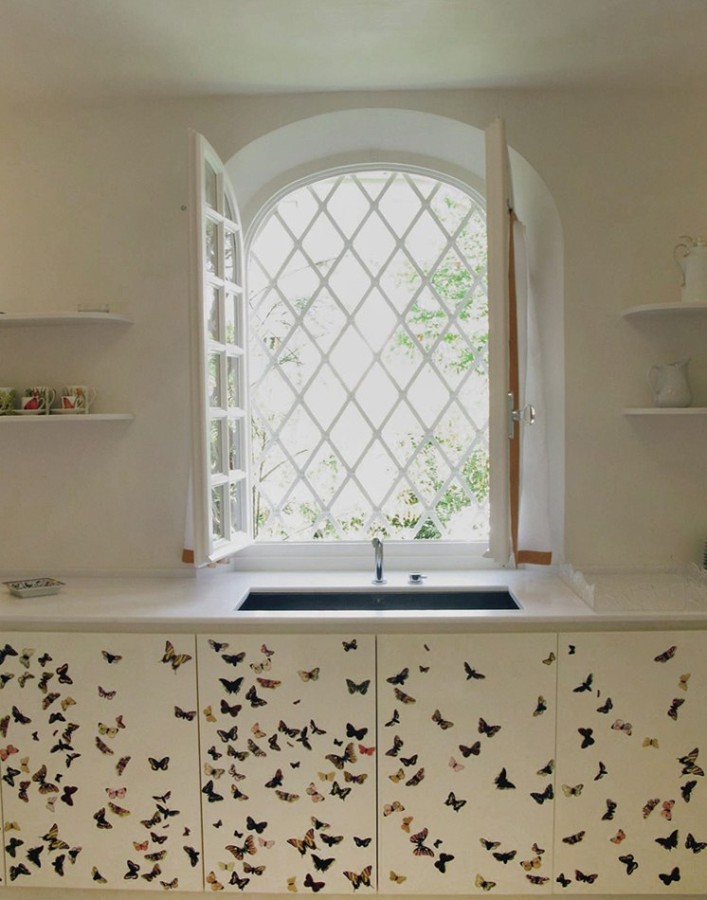 The kitchen and decorative motifs