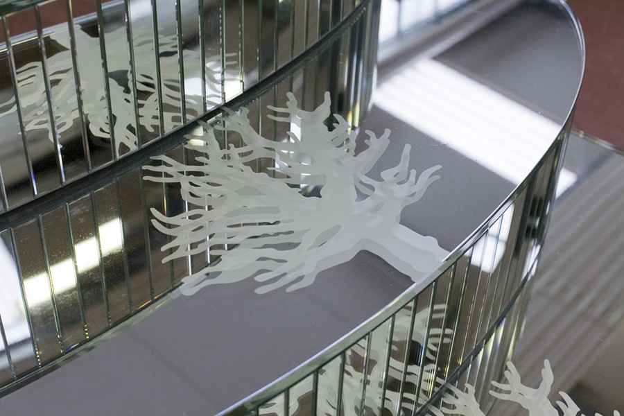 Objects and mirrored surfaces